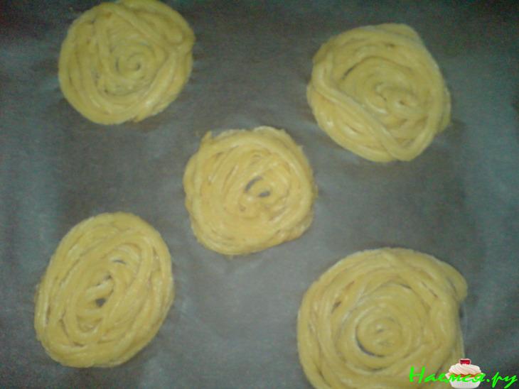 "Гнезда" из заварного теста со сливочным кремом, помидорками и оливками