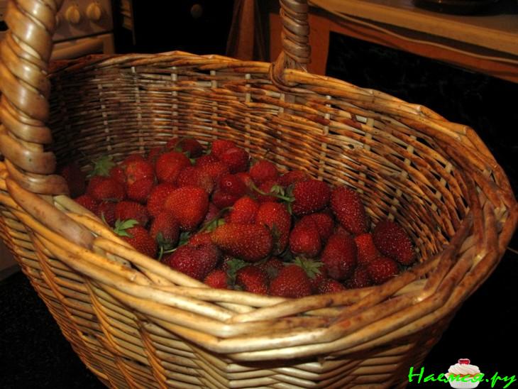 Торт с клубнично-ревеневым муссом