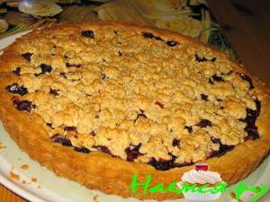 Песочный пирог с вишней и черной смородиной