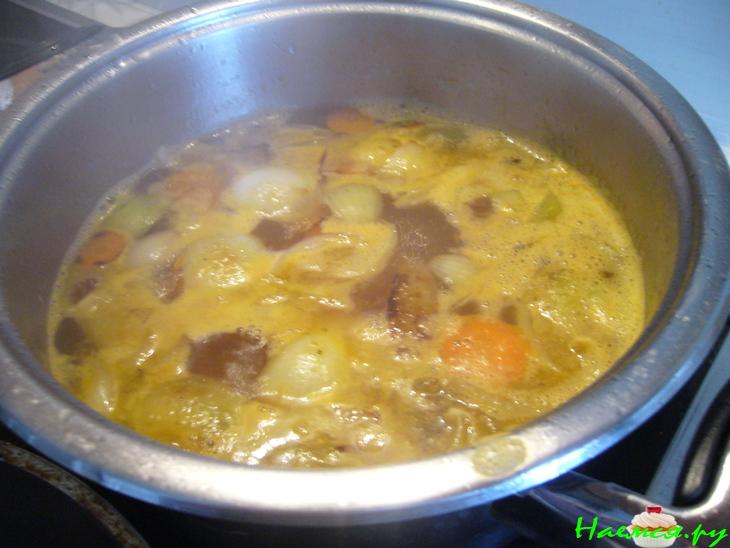 Томатный суп-пюре с креветками и авокадо