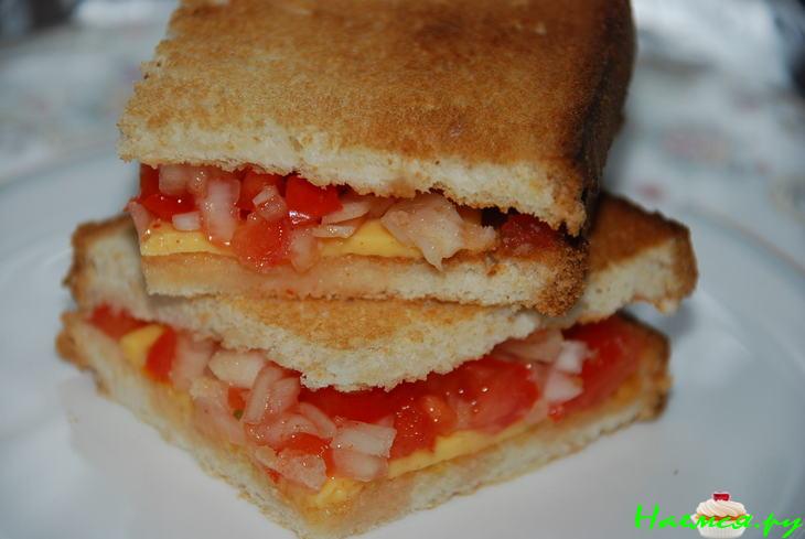 Сендвич с луком и помидором