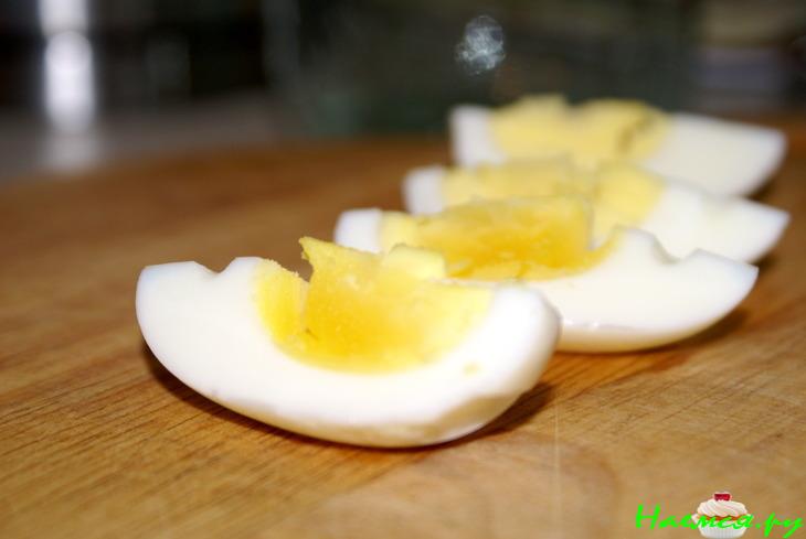 Салат с мягким сыром и кисло-сладкой заправкой