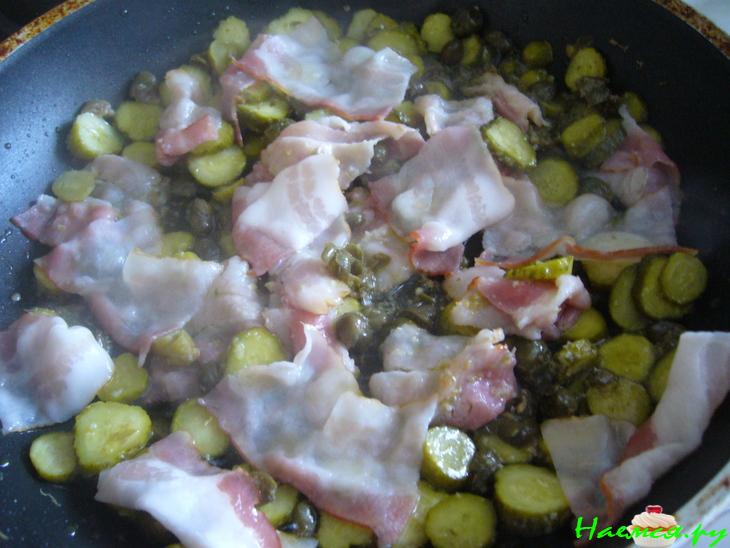 Ветчина, жаренная с маринованными корнишонами и каперсами Ветчина, жаренная с маринованными корнишонами и каперсами