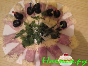 Рулетики из ветчины и колбасного сыра