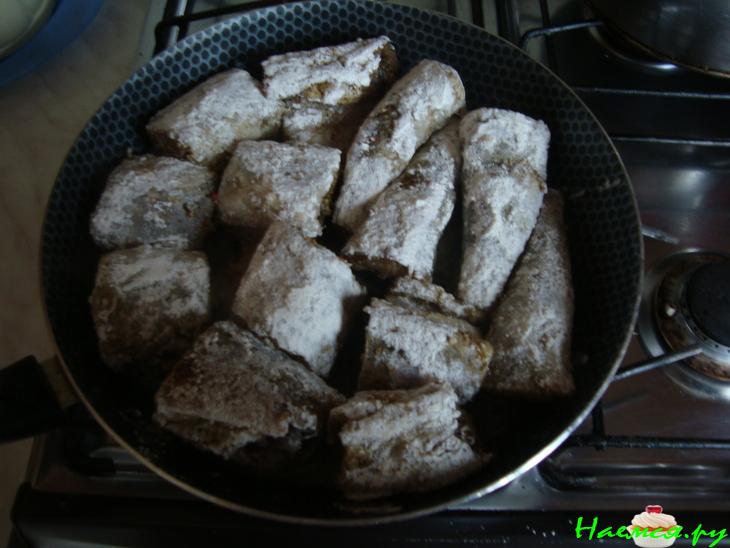 Рыба в кольчуге с салатом из овощей