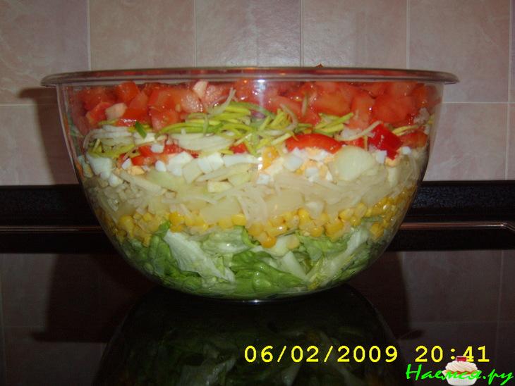 Слоёный салат с индюшиной ветчиной