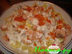 Паста: Равиоли с сыром в сливочном соусе с семгой и креветками