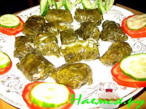 Долма в свежих виноградных листьях