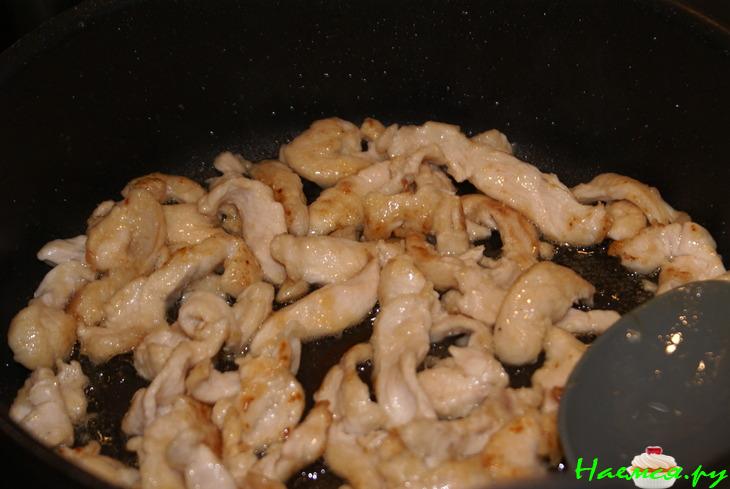 Куриное филе с яйцами по-тайски