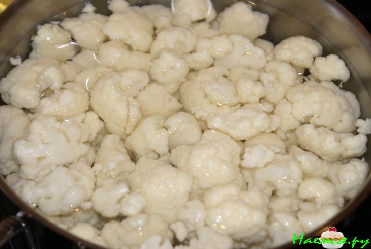 Салат из цветной капусты с изюмом, орехами и чесноком