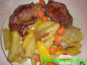 Свинина на косточке запеченная с овощами Свинина на косточке запеченная с овощами