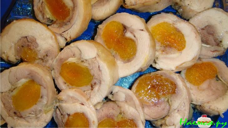 Куриные рулетики из ножек курицы с курагой