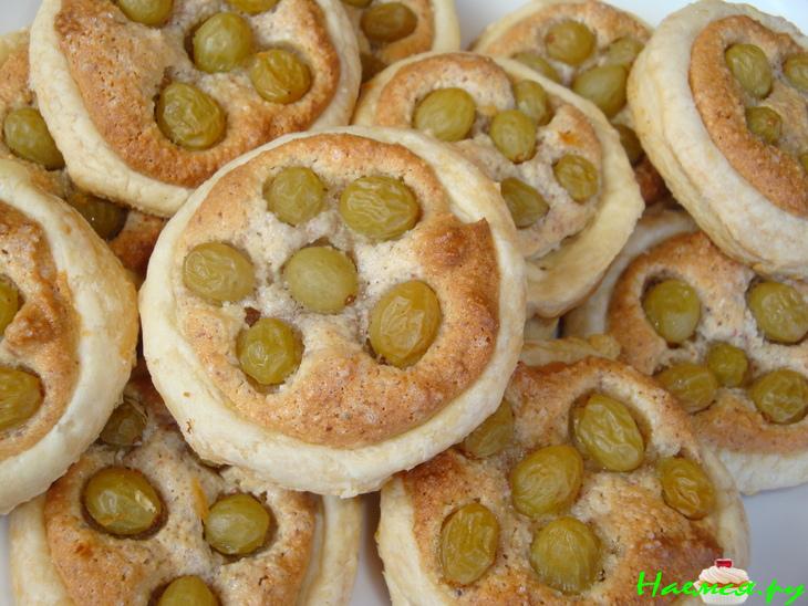 Слойки с миндальным кремом и виноградом Слойки с миндальным кремом и виноградом