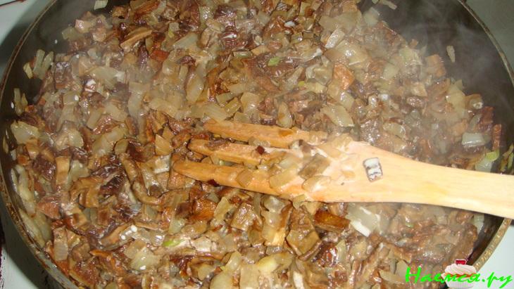 Пирог с сухими грибами