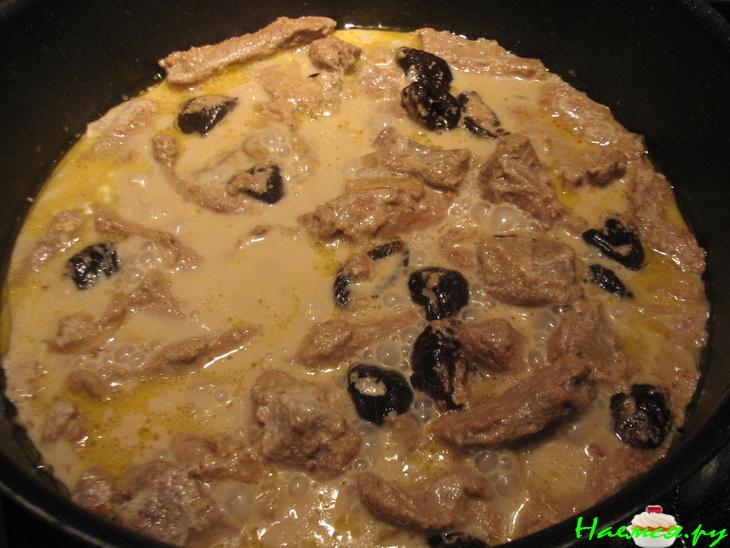 Телятина с черносливом и орехами в красном вине