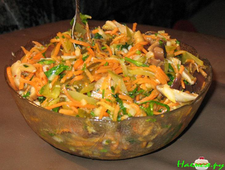 Остренький салат из соленых груздей