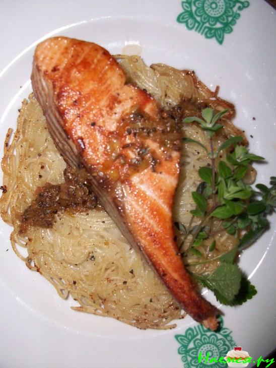 Лосось на хрустящей подушке