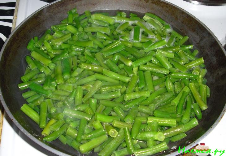 Тушеная курочка с зеленой фасолью