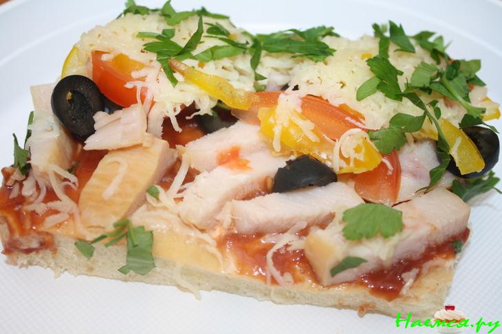 Фокачча с курицей, маслинами, овощами и моцареллой