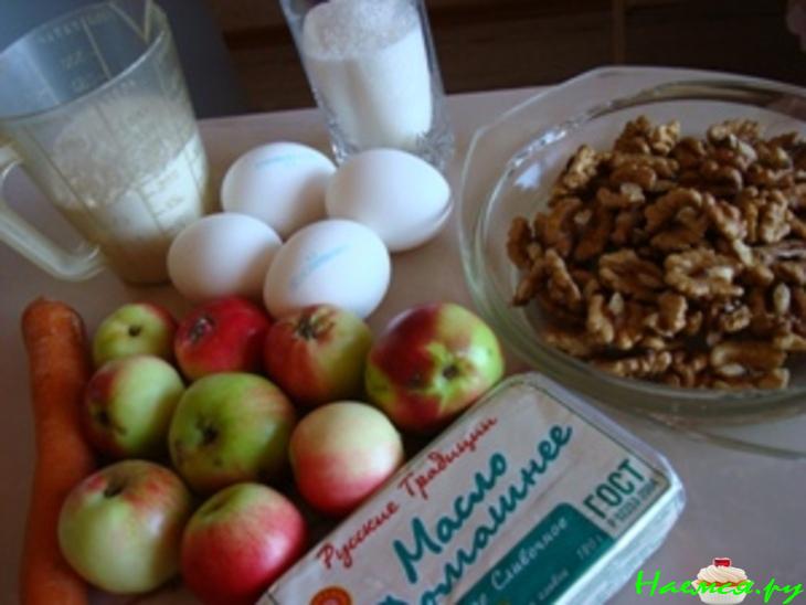 Яблочно-ореховый пирог с морковной стружкой