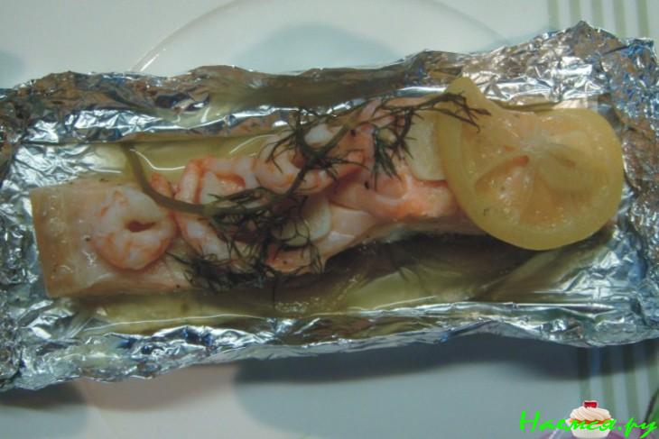 Запечённая в фольге лососина с креветками