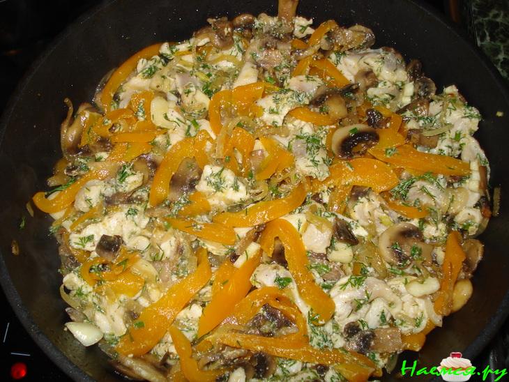 Куриная грудка с овощами, тушенная в сливках