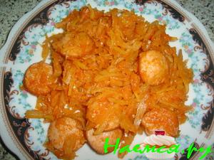 Тушенная капуста с морковкой в томате