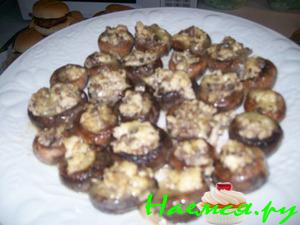 Шампиньоны фаршированныфаршем и сыром с красным вином