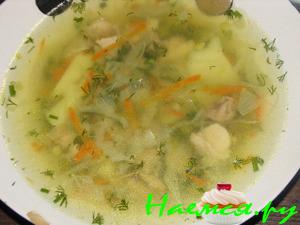 Куриный суп с капустой и зеленым горошком