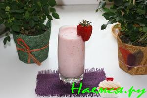Клубничный коктейль с бананом