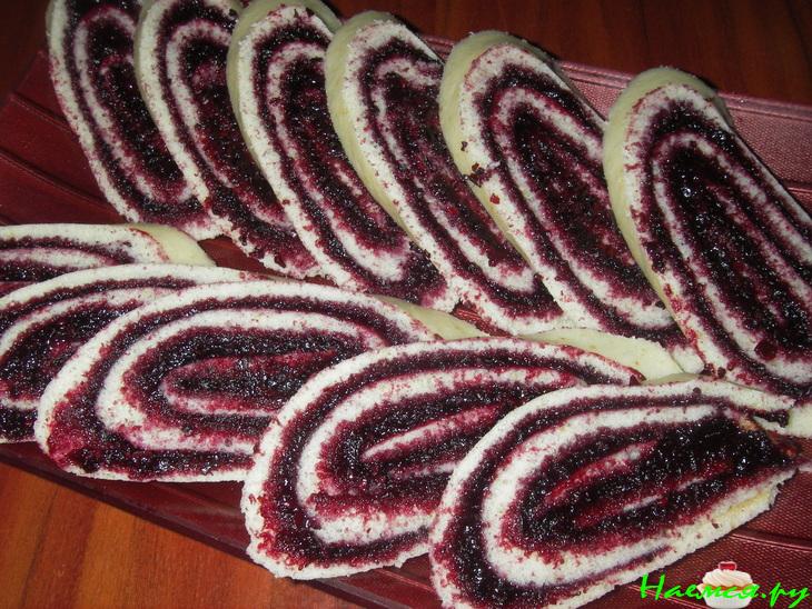 Рулет с черноплодной рябиной