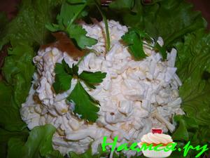 Салат с кальмарами, сыром и кукурузой