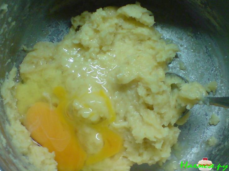 "Гнезда" из заварного теста со сливочным кремом, помидорками и оливками