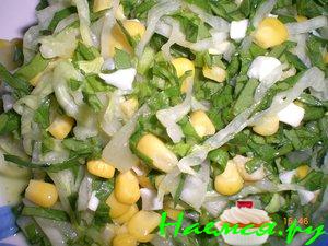Салат со шпинатом и кукурузой