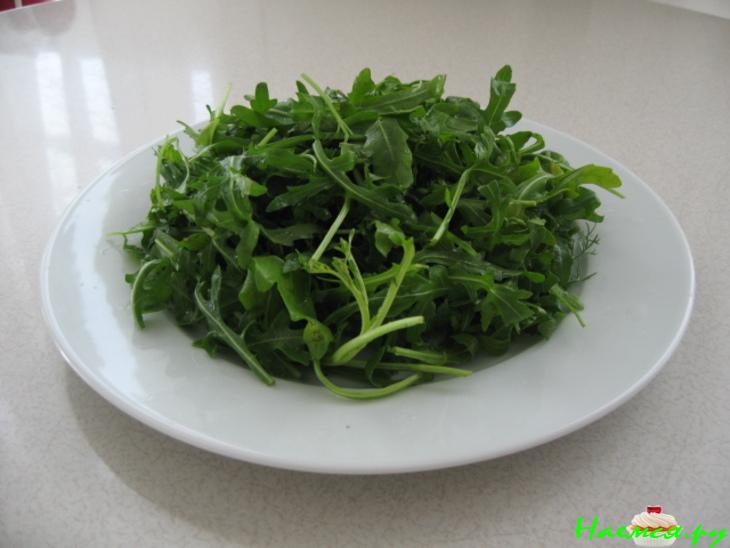 Салат печень с рукколой