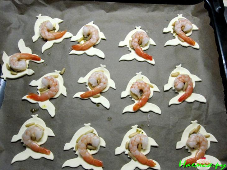 Закуска из слоёного теста с креветками, песто и кедровыми орешками "Рыбки"