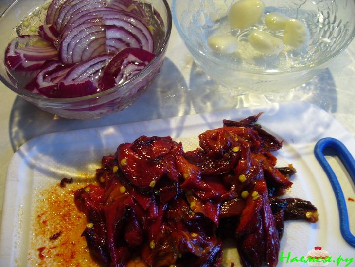 Закуска из печеной паприки с фетой в томатном соусе