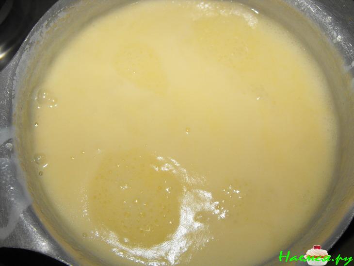 Пирог-перевертыш с бананами и сливочно-карамельным соусом