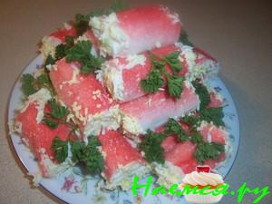 Крабовые палочки с копченым лососем и авокадо