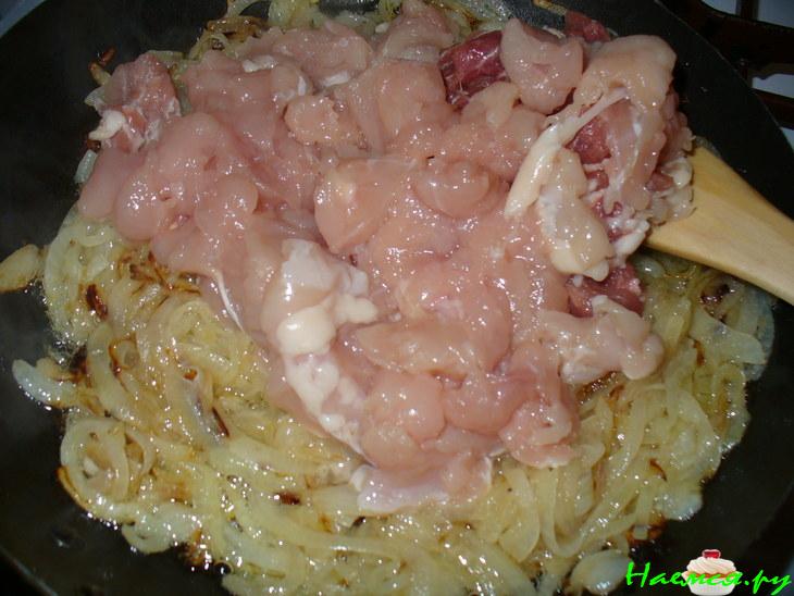 Плов с куриным филе, курагой, черносливом и изюмом