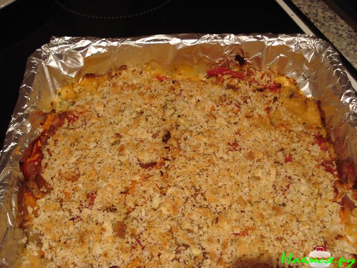 Филе трески под овощным одеялом с сухарями