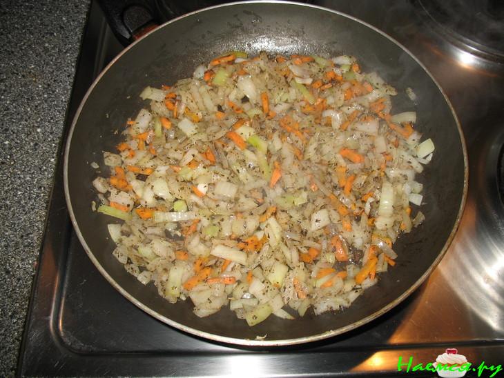 Рис с луком, морковкой и яйцом