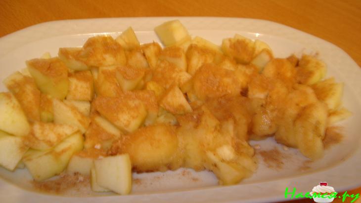 Свинина в яблочном соусе с вином и корицей