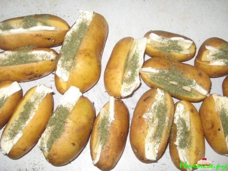 Запеченный свежий картофан