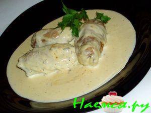 Мясные пальчики со шпинатом и сливочным соусом