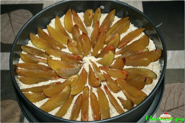 Ореховый пирог со сливами