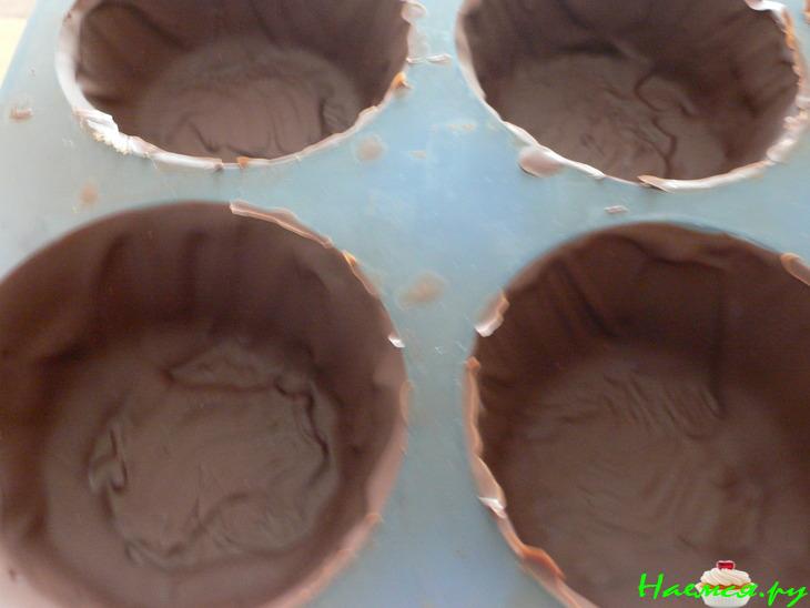 Шоколадные корзиночки с бисквитом и с кремом Шоколадные корзиночки с бисквитом и с кремом