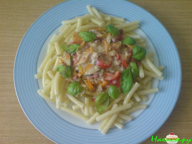 Макароны в сырно-овощном соусе