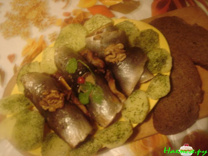 Запеченные рулетики из свежей сельди с брусникой Запеченные рулетики из свежей сельди с брусникой