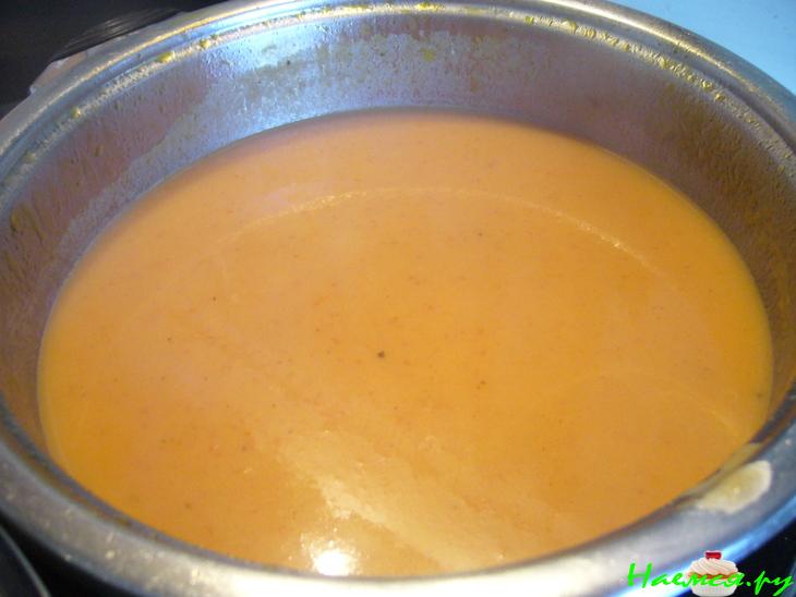 Томатный суп-пюре с креветками и авокадо